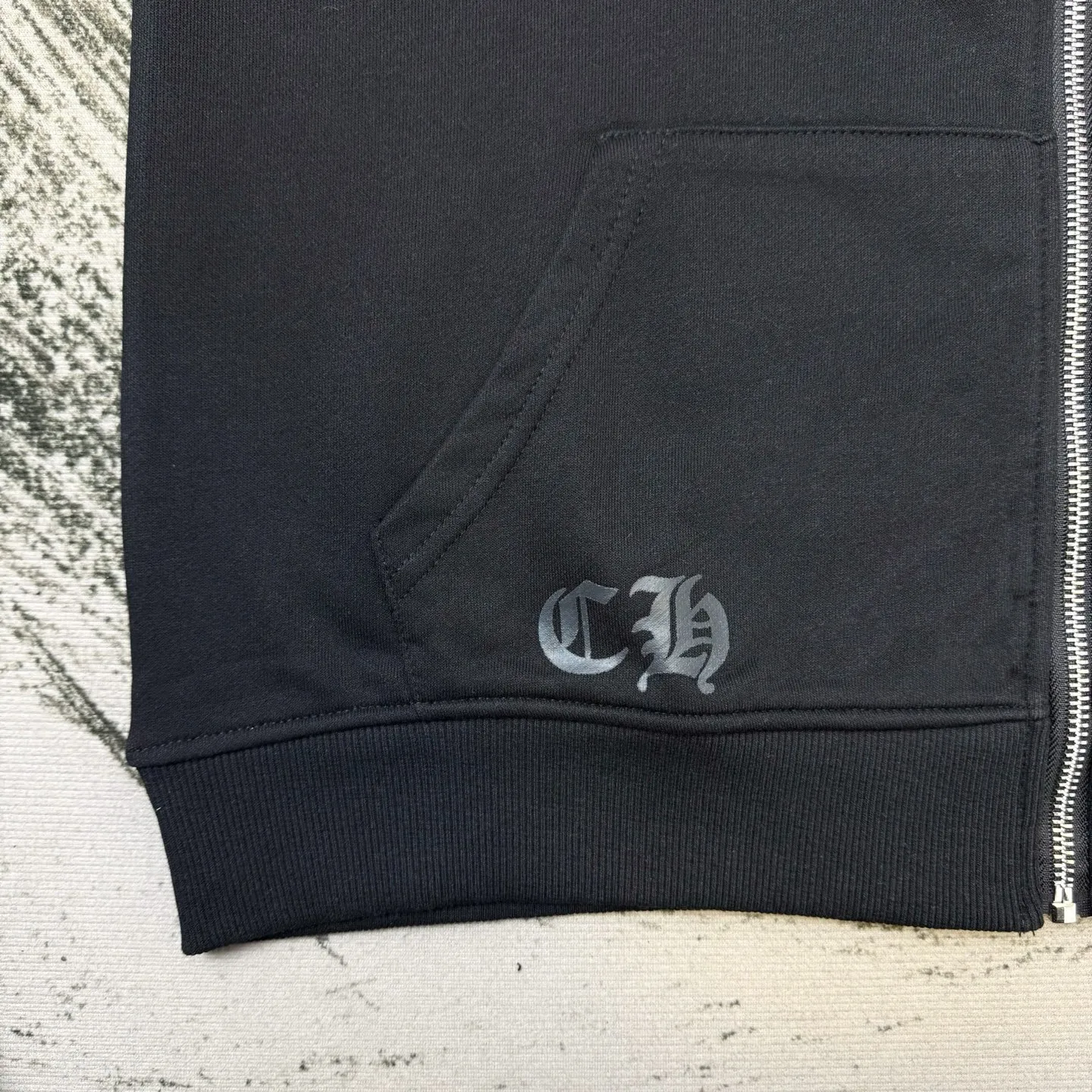 P280 ChromeHearts Miami Limited Comic Girl Hooded Sweatshirt, the same style as ChromeHearts counters. Made of 430g double-ply double-yarn pure cotton terry fabric. Original customization. Details are restored in place. Very textured on the handle. Three-dimensional and atmospheric. Versatile and easy to wear in autumn. Simple and elegant. The upper body effect is very good with os version. Suitable for all body types. Soft and comfortable. CH letter offset printing on the front panel ➕Girl joint horseshoe Sanskrit offset printing on the back panel. Small mark on the hem. Machine washable. No fading, no deformation, complete accessories, original mold opening, perfect restoration of zp 2:1, same style for men and women, versatile and easy to match, size s m l xl color black